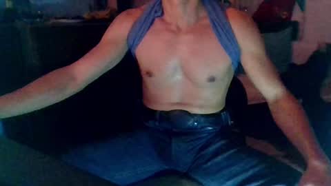 Snapshot of badhombremx chatting on February 4, 2025, 6:14 am Mexican livin Off the Wall online show from February 4, 2025, 6:14 am