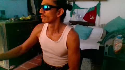 Snapshot of badhombremx chatting on February 4, 2025, 3:26 pm Mexican livin Off the Wall online show from February 4, 2025, 3:26 pm