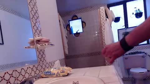 Snapshot of badhombremx chatting on August 6, 2026, 10:33 pm Mexican livin Off the Wall online show from August 6, 2026, 10:33 pm