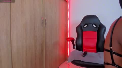 Nicolle  online show from November 10, 2025, 4:00 am