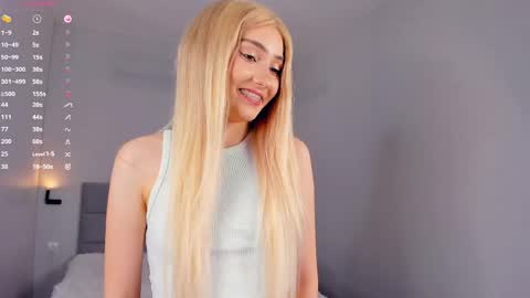 Mia online show from April 21, 2026, 3:39 pm