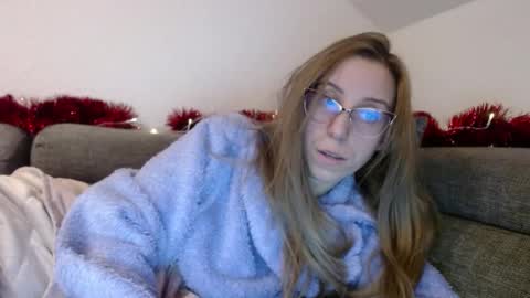 Snapshot of barelylegalblondy chatting on January 6, 2026, 6:22 pm Lena online show from January 6, 2026, 6:22 pm