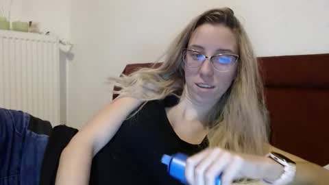 Snapshot of barelylegalblondy chatting on February 11, 2026, 5:29 pm Lena online show from February 11, 2026, 5:29 pm