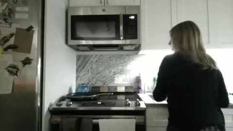 Snapshot of beach_bunny69 chatting on January 6, 2026, 7:34 am Emma online show from January 6, 2026, 7:34 am