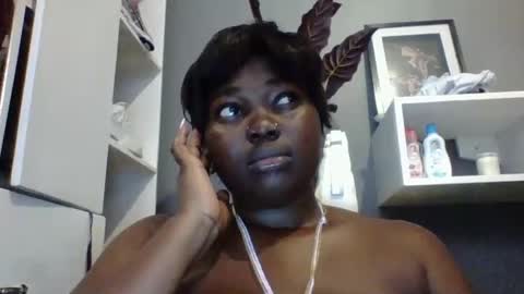 Snapshot of beautie699392 chatting on February 13, 2025, 8:48 am Lil stunner online show from February 13, 2025, 8:48 am