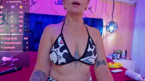 Snapshot of beauty_milf4 chatting on January 12, 2025, 6:05 pm Chantall online show from January 12, 2025, 6:05 pm