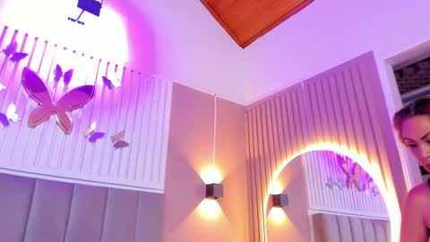 Snapshot of beauty_milf4 chatting on January 17, 2025, 11:07 pm Chantall online show from January 17, 2025, 11:07 pm