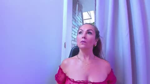 Snapshot of beauty_milf4 chatting on January 18, 2025, 11:00 pm Chantall online show from January 18, 2025, 11:00 pm