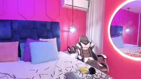 Snapshot of beauty_milf4 chatting on September 14, 2025, 11:31 am Chantall online show from September 14, 2025, 11:31 am