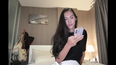 Snapshot of bee_thai chatting on April 19, 2026, 2:27 pm bee_thai online show from April 19, 2026, 2:27 pm