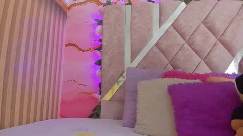 Snapshot of bella__sweets chatting on February 10, 2026, 10:41 am Melanie online show from February 10, 2026, 10:41 am