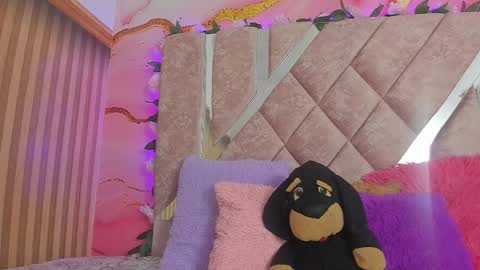 Snapshot of bella__sweets chatting on February 28, 2026, 10:27 am Melanie online show from February 28, 2026, 10:27 am