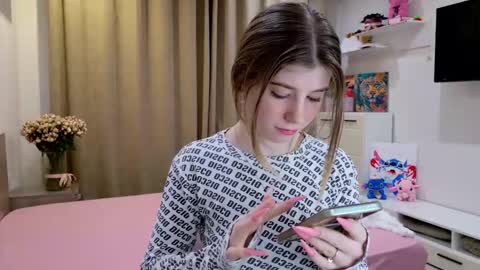 Snapshot of bella_amoury chatting on March 10, 2026, 8:25 pm Bella online show from March 10, 2026, 8:25 pm
