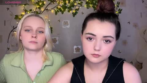 bella_and_alice online show from May 1, 2026, 4:33 pm