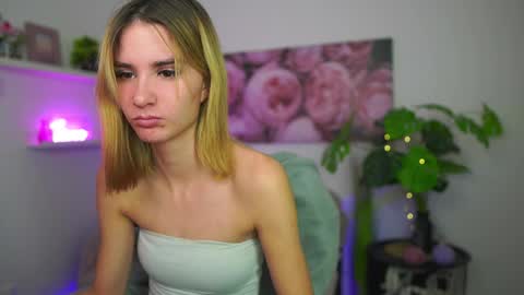 Snapshot of bella_blonde18 chatting on December 18, 2025, 2:45 pm BellaBlonde online show from December 18, 2025, 2:45 pm