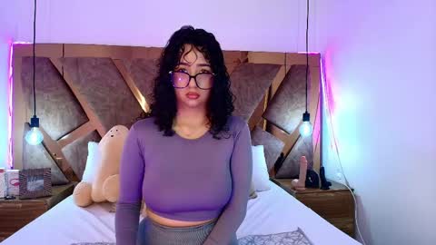 Bella Swwan  online show from April 25, 2026, 1:52 pm