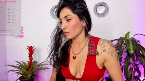 Snapshot of bella_thorne3 chatting on January 30, 2025, 11:34 pm Bella online show from January 30, 2025, 11:34 pm