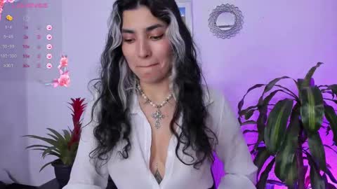 Snapshot of bella_thorne3 chatting on February 10, 2025, 2:41 am Bella online show from February 10, 2025, 2:41 am