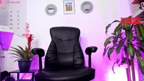 Snapshot of bella_thorne3 chatting on February 12, 2025, 11:51 pm Bella online show from February 12, 2025, 11:51 pm