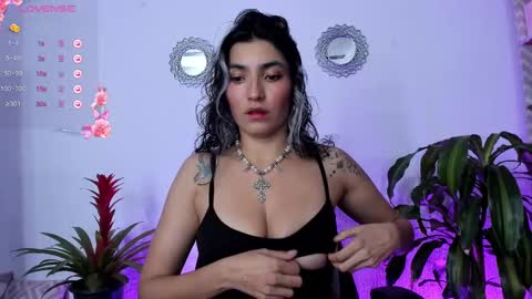 Snapshot of bella_thorne3 chatting on March 7, 2025, 1:09 am Bella online show from March 7, 2025, 1:09 am