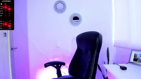 Snapshot of bella_thorne3 chatting on September 25, 2025, 10:35 pm Bella online show from September 25, 2025, 10:35 pm