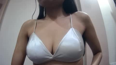 Snapshot of bellacrystall chatting on January 18, 2025, 4:10 pm bellacrystall online show from January 18, 2025, 4:10 pm