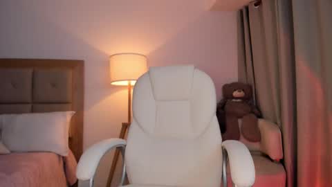 Snapshot of bellamia_ chatting on October 24, 2025, 12:52 am Bella Mia online show from October 24, 2025, 12:52 am