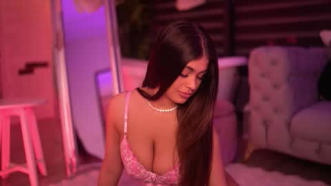 Bella online show from December 2, 2025, 6:36 pm