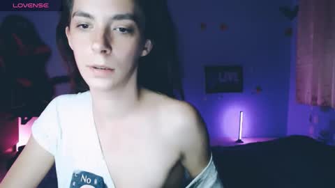 bellaqueen0701 online show from November 17, 2025, 9:42 pm