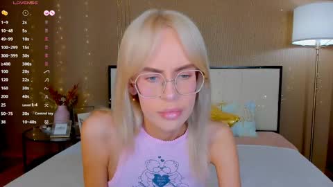 Bella online show from May 28, 2026, 1:03 am