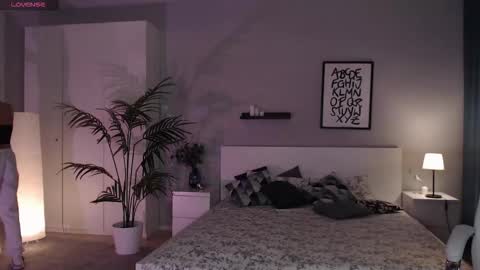 Bella online show from October 19, 2025, 1:06 am