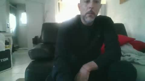 Snapshot of benbare13 chatting on December 17, 2025, 2:34 pm benbare13 online show from December 17, 2025, 2:34 pm