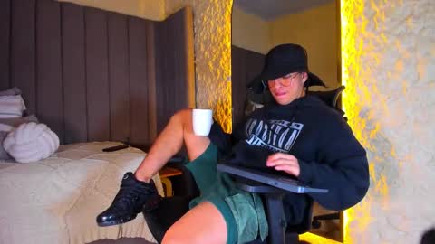 BENJAMIN online show from December 18, 2025, 2:17 am