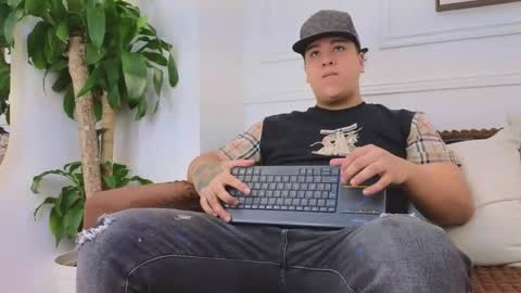 bennett_alejoo online show from April 14, 2026, 6:58 pm