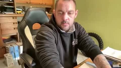 Snapshot of benochau chatting on March 30, 2026, 2:51 pm benochau online show from March 30, 2026, 2:51 pm