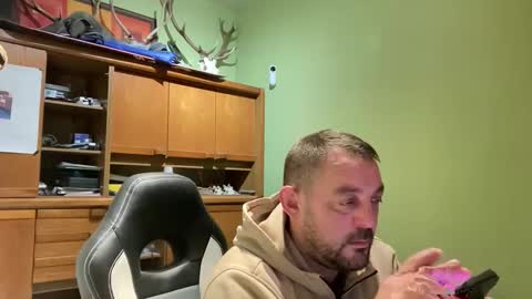 Snapshot of benochau chatting on April 2, 2026, 9:01 pm benochau online show from April 2, 2026, 9:01 pm