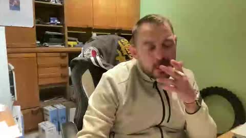 Snapshot of benochau chatting on April 4, 2026, 2:10 am benochau online show from April 4, 2026, 2:10 am
