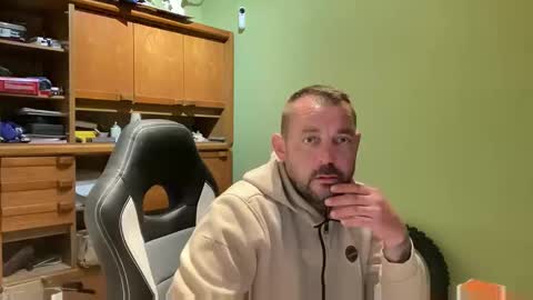 Snapshot of benochau chatting on April 28, 2026, 2:49 am benochau online show from April 28, 2026, 2:49 am