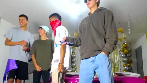 Snapshot of benz_boys chatting on February 13, 2025, 12:43 pm benz boys online show from February 13, 2025, 12:43 pm