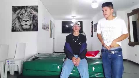 Snapshot of benz_boys chatting on September 11, 2025, 11:32 am benz boys online show from September 11, 2025, 11:32 am