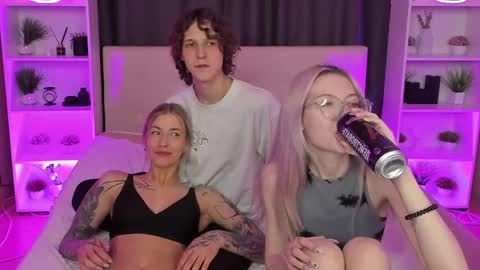 Snapshot of best_trip chatting on February 15, 2025, 8:43 pm Danny and Kira online show from February 15, 2025, 8:43 pm