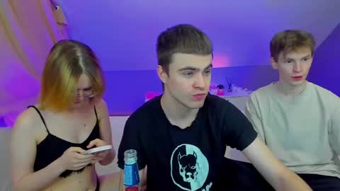 Snapshot of best_trip chatting on February 17, 2025, 8:47 pm Danny and Kira online show from February 17, 2025, 8:47 pm