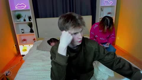 Snapshot of best_trip chatting on March 1, 2025, 12:39 am Danny and Kira online show from March 1, 2025, 12:39 am