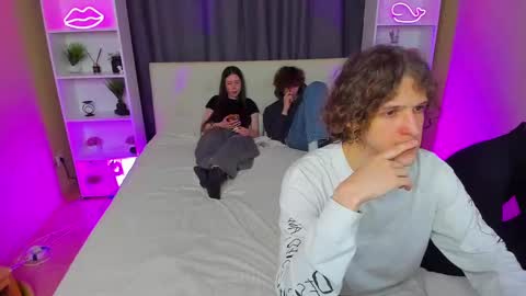 Snapshot of best_trip chatting on March 4, 2025, 8:13 am Danny and Kira online show from March 4, 2025, 8:13 am