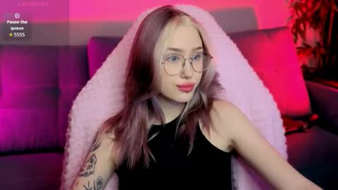 Snapshot of best_trip chatting on September 27, 2025, 2:27 am Danny and Kira online show from September 27, 2025, 2:27 am