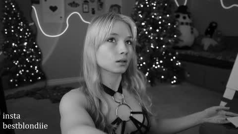 Snapshot of bestblondiiecb chatting on January 2, 2025, 5:18 pm Chloe Next stream on Friday online show from January 2, 2025, 5:18 pm