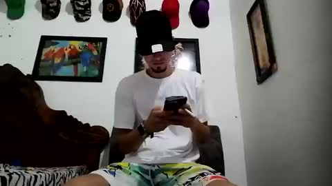 Snapshot of bestia_salvaje chatting on December 1, 2024, 11:04 pm Andres online show from December 1, 2024, 11:04 pm