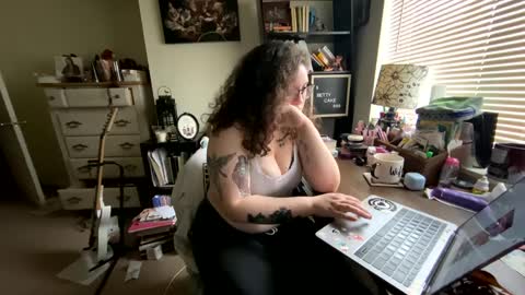 Betty Cake online show from December 19, 2024, 6:12 pm