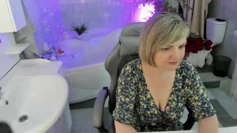 Snapshot of bettygibsonn chatting on May 3, 2026, 1:22 am Betty online show from May 3, 2026, 1:22 am