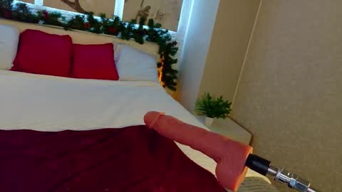 Snapshot of bettyrouse chatting on December 15, 2025, 8:35 pm Betty online show from December 15, 2025, 8:35 pm